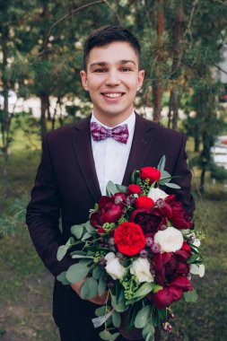 Gelin gelin buketi ile karşılar.