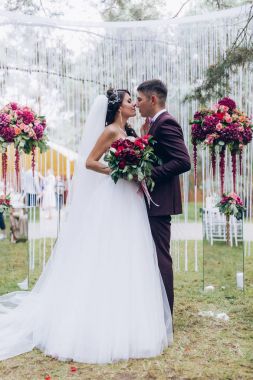 Yeni evliler birbirlerine sadık kalmaya söz veriyorum.