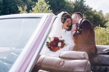 Arabada yeni evliler gezisi.