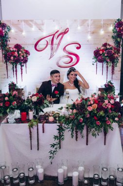 Düğün masa yeni evliler. Yeni evliler düğün masada kutlama.