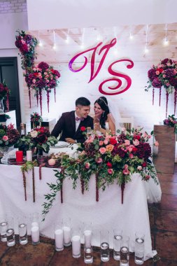 Düğün masa yeni evliler. Yeni evliler düğün masada kutlama.