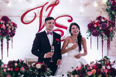 Düğün masa yeni evliler. Yeni evliler düğün masada kutlama.