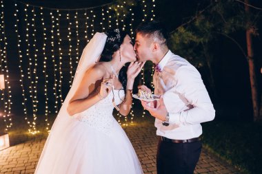 Yeni evliler düğün pastanı kesme.