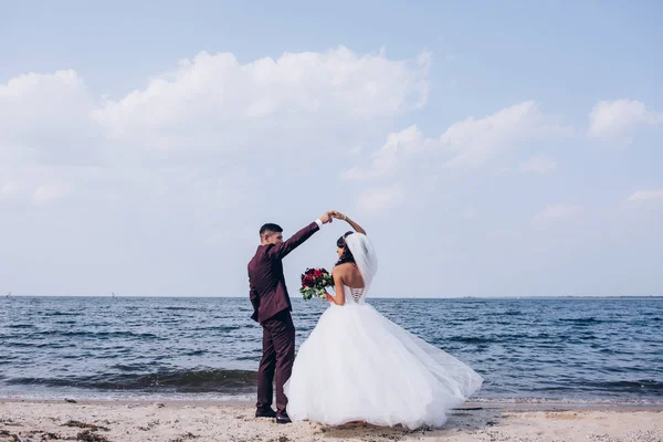Caminar Por Los Recién Casados Junto Mar —  Fotos de Stock