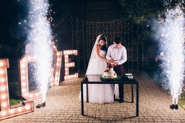 Les Jeunes Mariés Coupent Gâteau Mariage — Photo