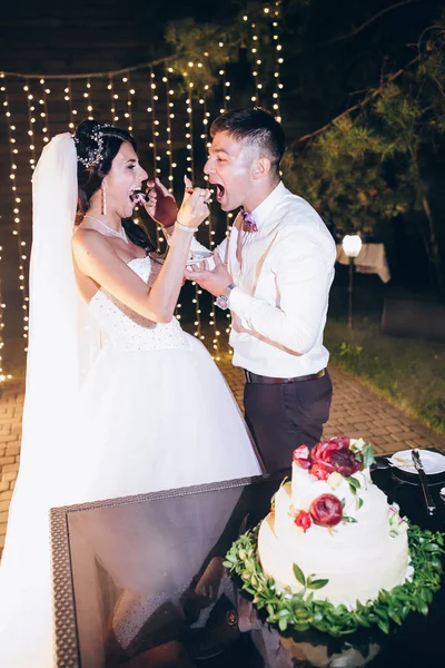 Das Brautpaar Schneidet Die Hochzeitstorte — Stockfoto