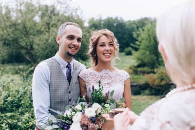 Yeni evliler doğa kucaklama.