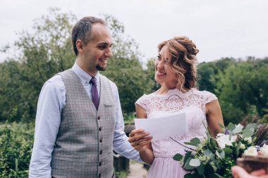 Yeni evliler doğa kucaklama.