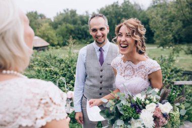 Yeni evliler doğa kucaklama.