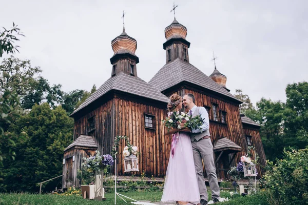 Chodící Novomanželé Přírodě — Stock fotografie