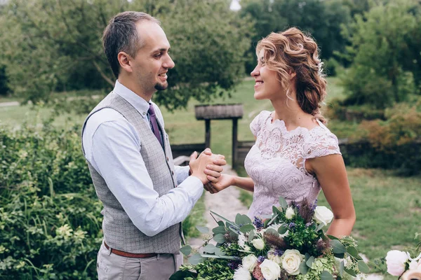 Yeni evliler doğa kucaklama.