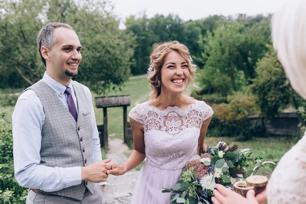 Abrazo Los Recién Casados Naturaleza — Foto de Stock