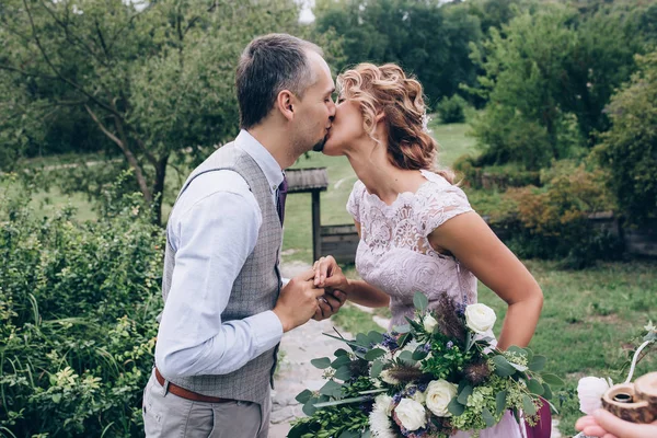 Yeni evliler doğa kucaklama.