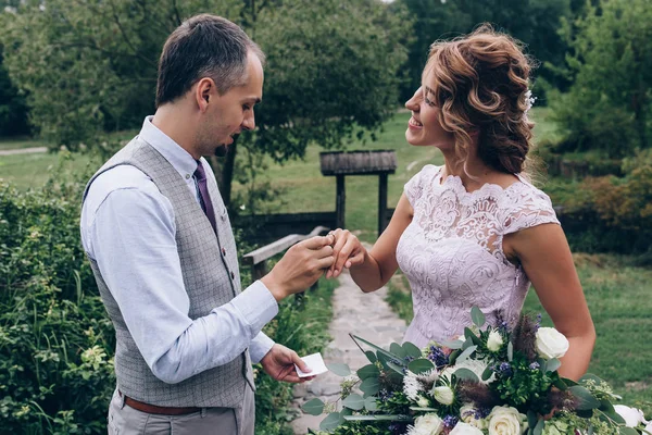 Yeni evliler doğa kucaklama.