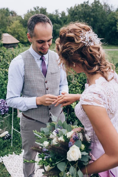 Abrazo Los Recién Casados Naturaleza — Foto de Stock