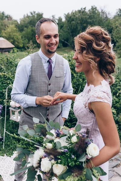 Abrazo Los Recién Casados Naturaleza — Foto de Stock