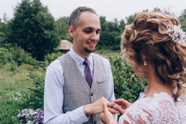 Yeni evliler doğa kucaklama.