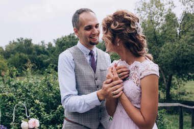 Yeni evliler doğa kucaklama.