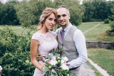 Yeni evliler doğada yürüyüş.