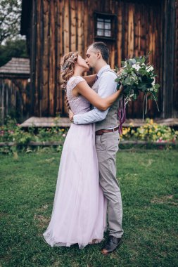 Yeni evliler doğada yürüyüş.