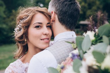 Yeni evliler doğada yürüyüş.