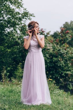 Gelin yaklaşan düğün için hazırlanıyor.