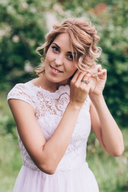 Gelin yaklaşan düğün için hazırlanıyor.