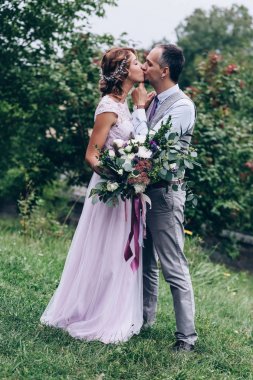 Yeni evliler doğada yürüyüş.