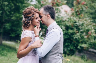 Yeni evliler doğada yürüyüş.