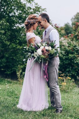 Yeni evliler doğada yürüyüş.