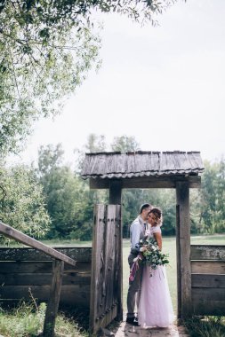 Yeni evliler doğada yürüyüş.