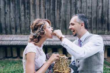 Yeni evliler düğün pastanı kesme.