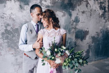 Yeni evliler stüdyoda fotoğraf oturumunda.