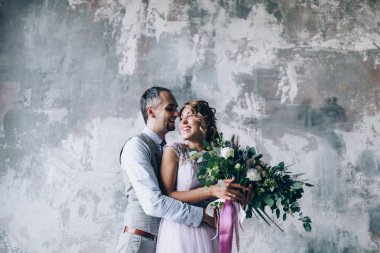 Yeni evliler stüdyoda fotoğraf oturumunda.