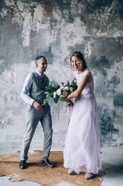 Yeni evliler stüdyoda fotoğraf oturumunda.