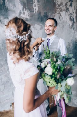 Yeni evliler stüdyoda fotoğraf oturumunda.