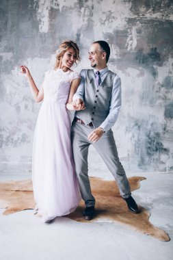 Yeni evliler stüdyoda fotoğraf oturumunda.