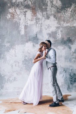 Yeni evliler stüdyoda fotoğraf oturumunda.