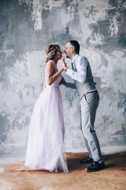 Yeni evliler stüdyoda fotoğraf oturumunda.