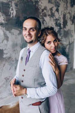 Yeni evliler stüdyoda fotoğraf oturumunda.