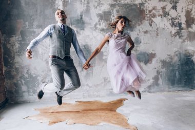 Yeni evliler stüdyoda fotoğraf oturumunda.