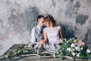 Yeni evliler stüdyoda fotoğraf oturumunda.