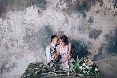 Yeni evliler stüdyoda fotoğraf oturumunda.