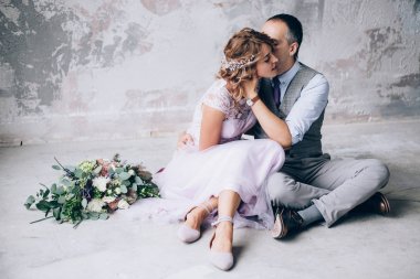 Yeni evliler stüdyoda fotoğraf oturumunda.