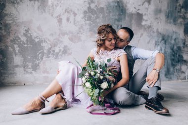 Yeni evliler stüdyoda fotoğraf oturumunda.