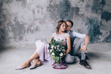 Yeni evliler stüdyoda fotoğraf oturumunda.