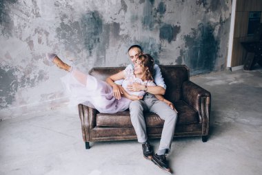 Yeni evliler stüdyoda fotoğraf oturumunda.