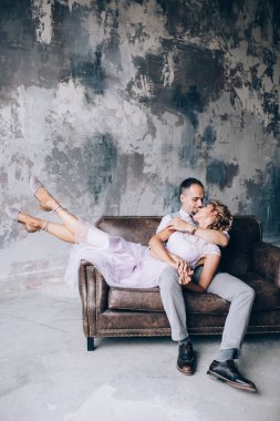 Yeni evliler stüdyoda fotoğraf oturumunda.