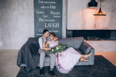 Yeni evliler stüdyoda fotoğraf oturumunda.