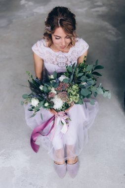 Güzel bir buket ile beyaz gelinlik içinde gelin.
